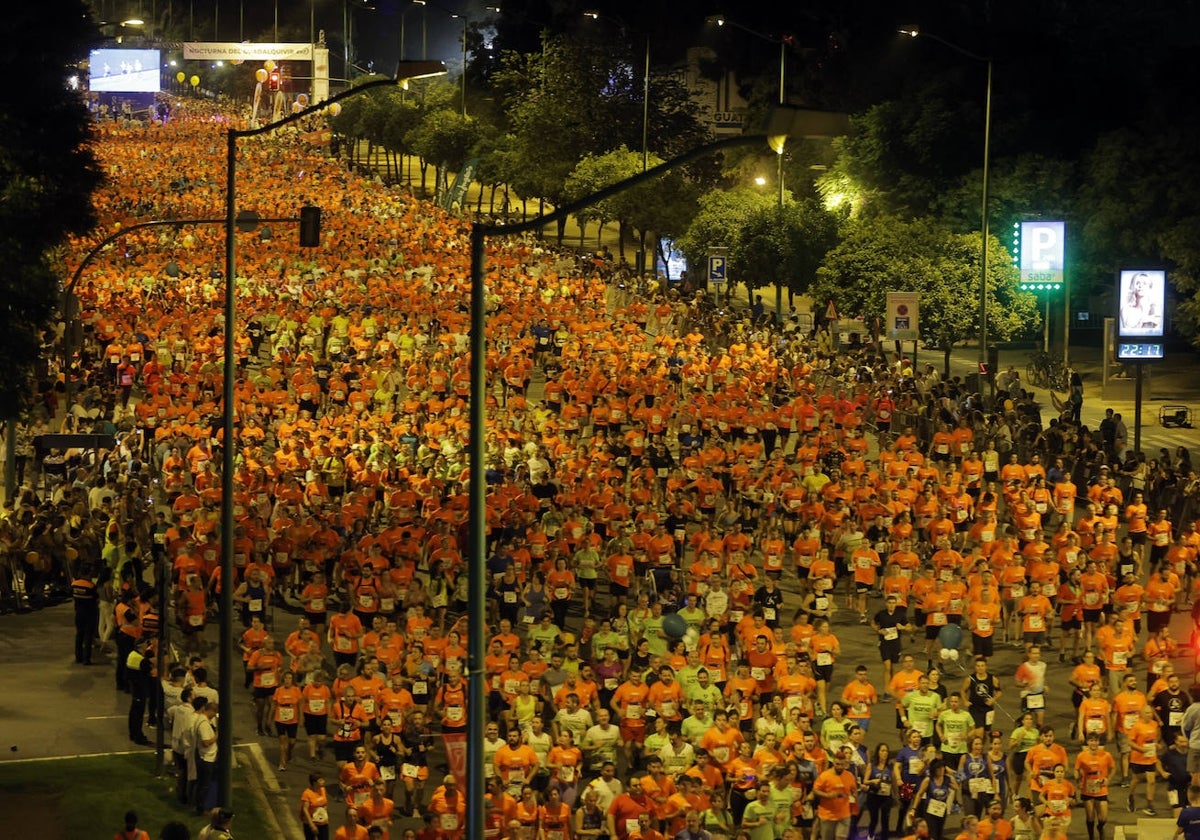 Miles de corredores participan en la Carrera Nocturna de Sevilla 2023