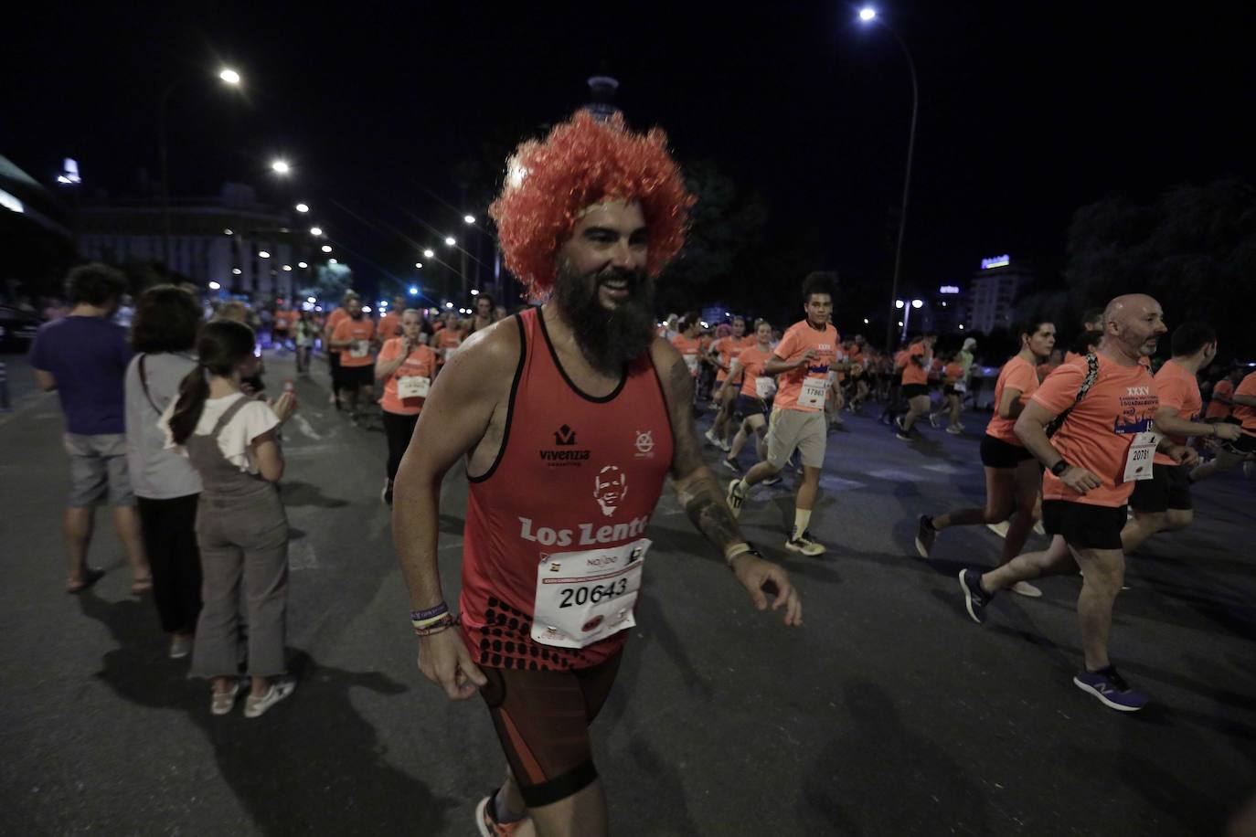 Miles de corredores participan en la Carrera Nocturna de Sevilla 2023
