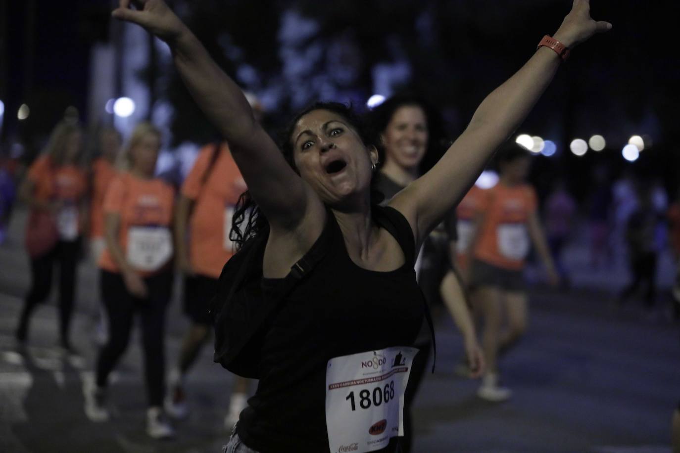 Miles de corredores participan en la Carrera Nocturna de Sevilla 2023