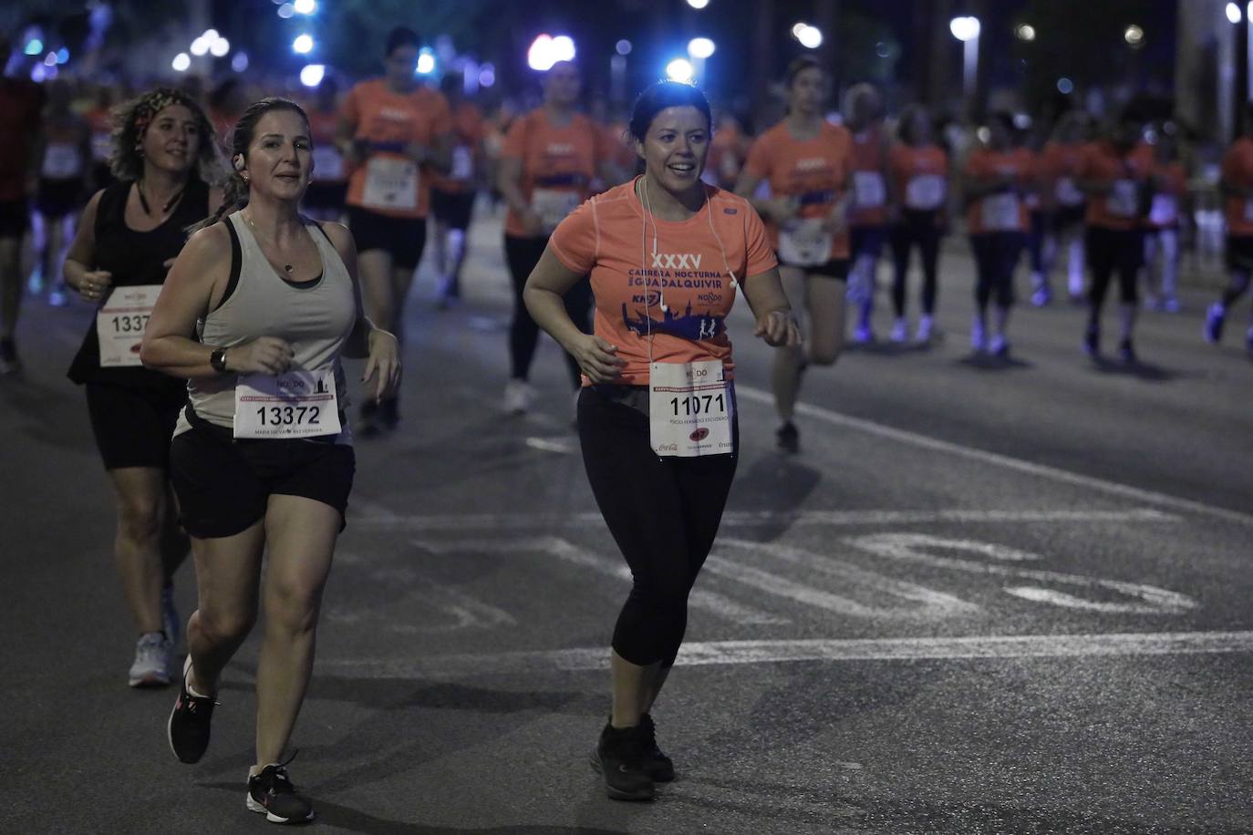 Miles de corredores participan en la Carrera Nocturna de Sevilla 2023