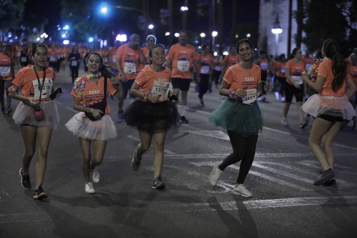 Miles de corredores participan en la Carrera Nocturna de Sevilla 2023