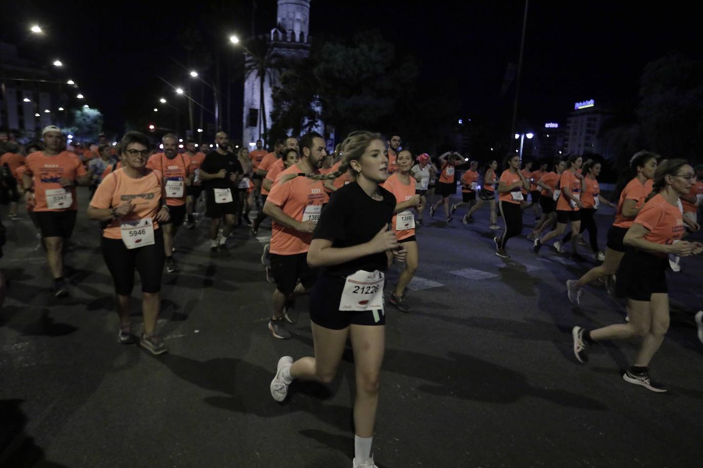 Miles de corredores participan en la Carrera Nocturna de Sevilla 2023