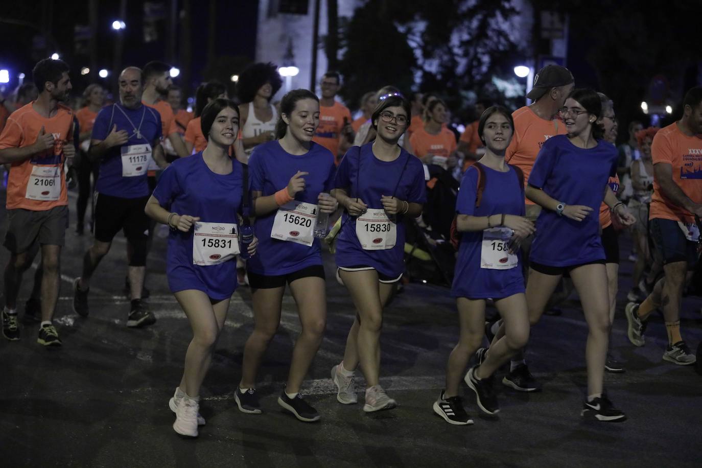 Miles de corredores participan en la Carrera Nocturna de Sevilla 2023