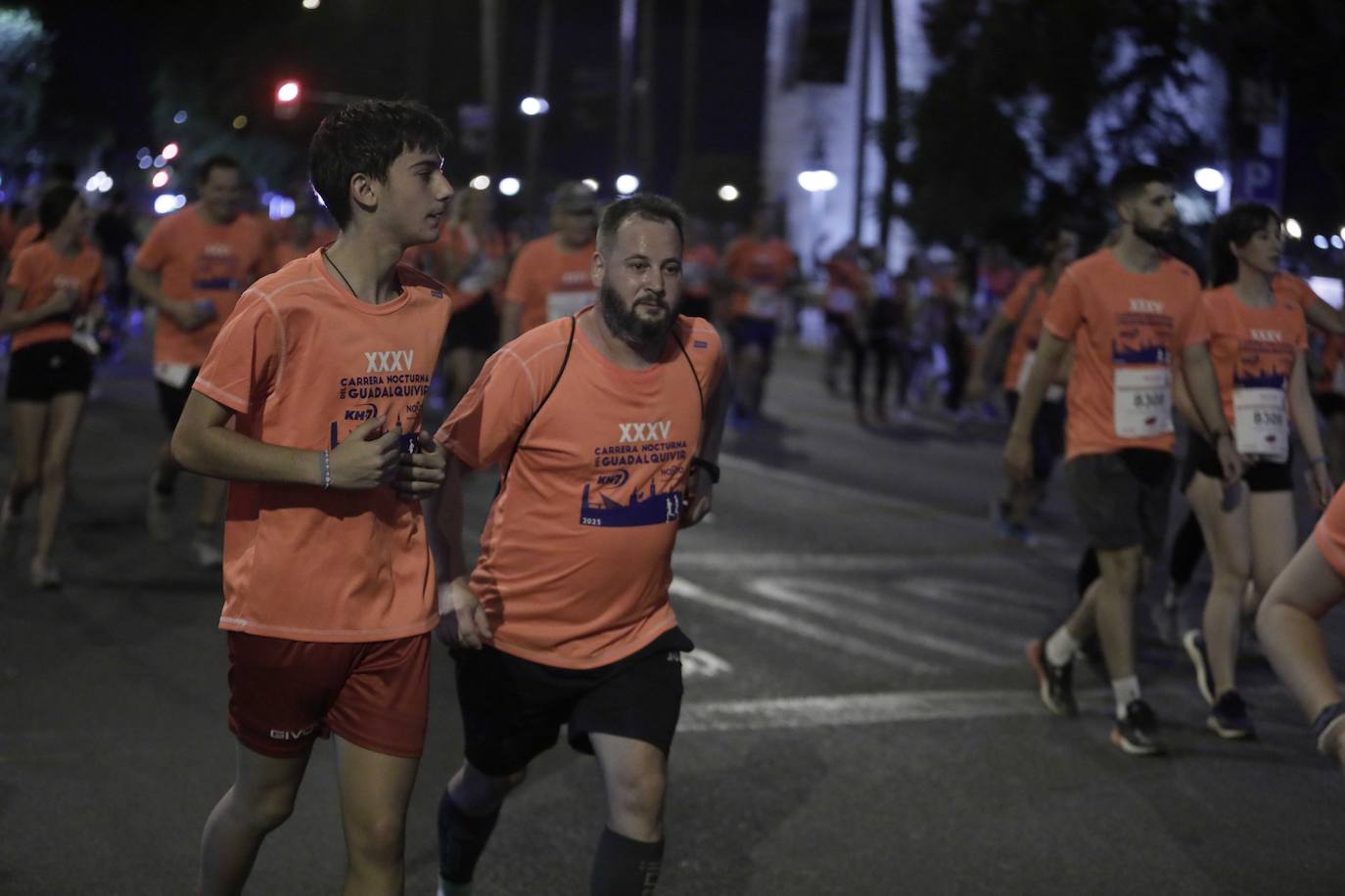 Miles de corredores participan en la Carrera Nocturna de Sevilla 2023