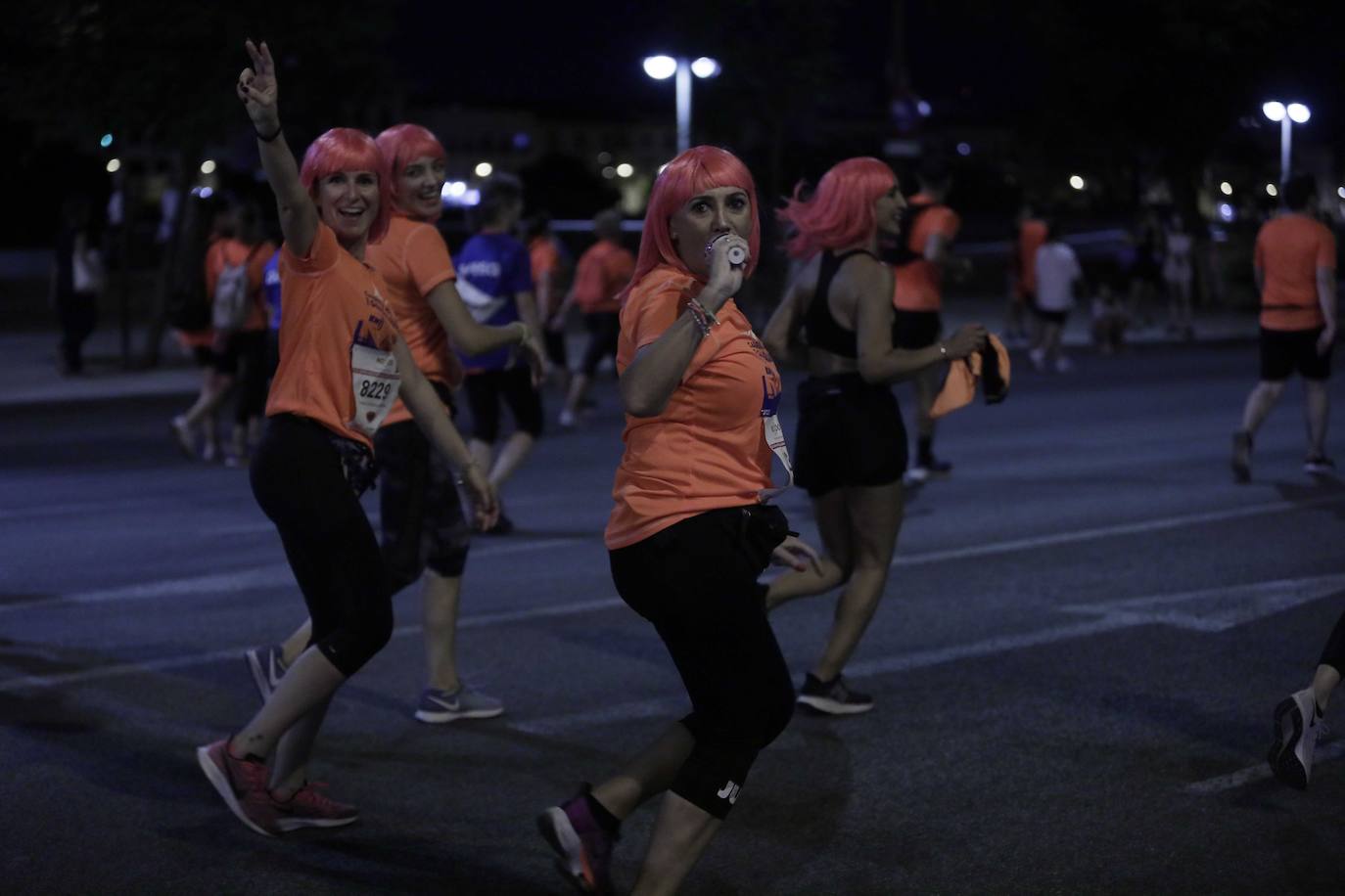 Miles de corredores participan en la Carrera Nocturna de Sevilla 2023