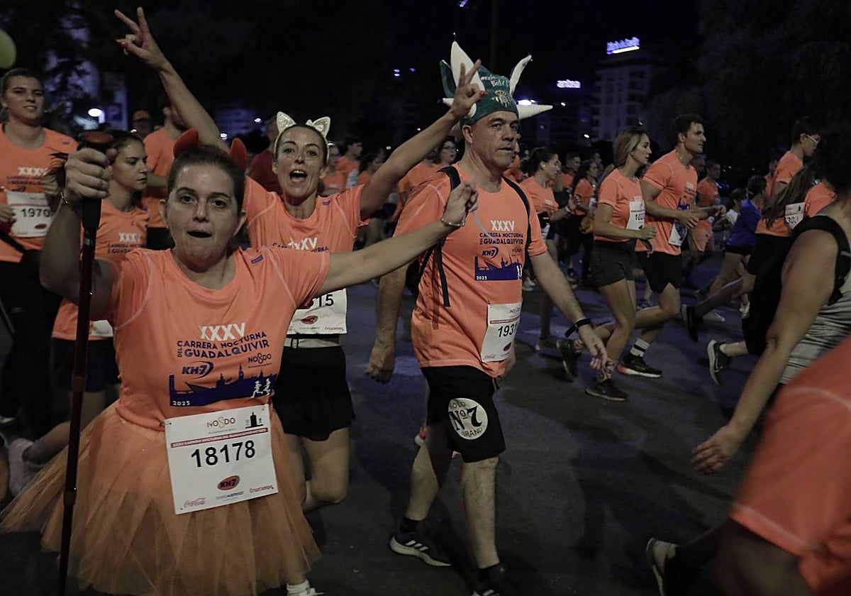 Miles de corredores participan en la Carrera Nocturna de Sevilla 2023