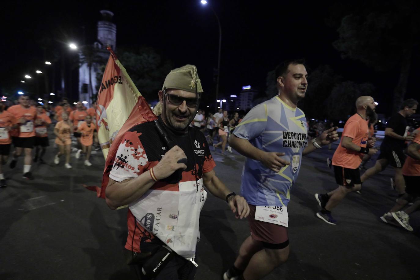 Miles de corredores participan en la Carrera Nocturna de Sevilla 2023
