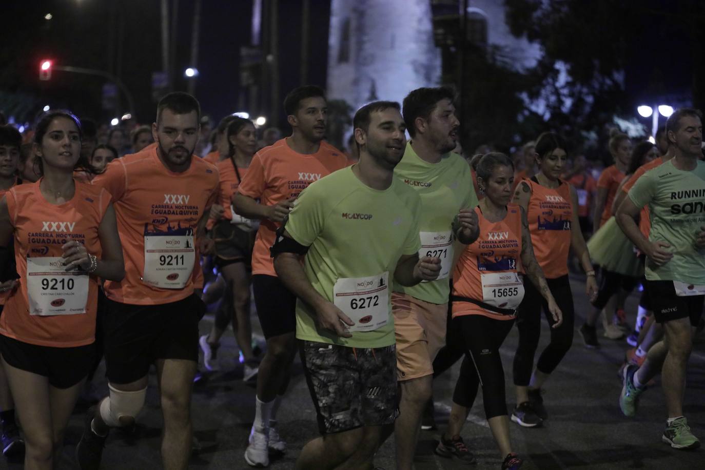 Miles de corredores participan en la Carrera Nocturna de Sevilla 2023