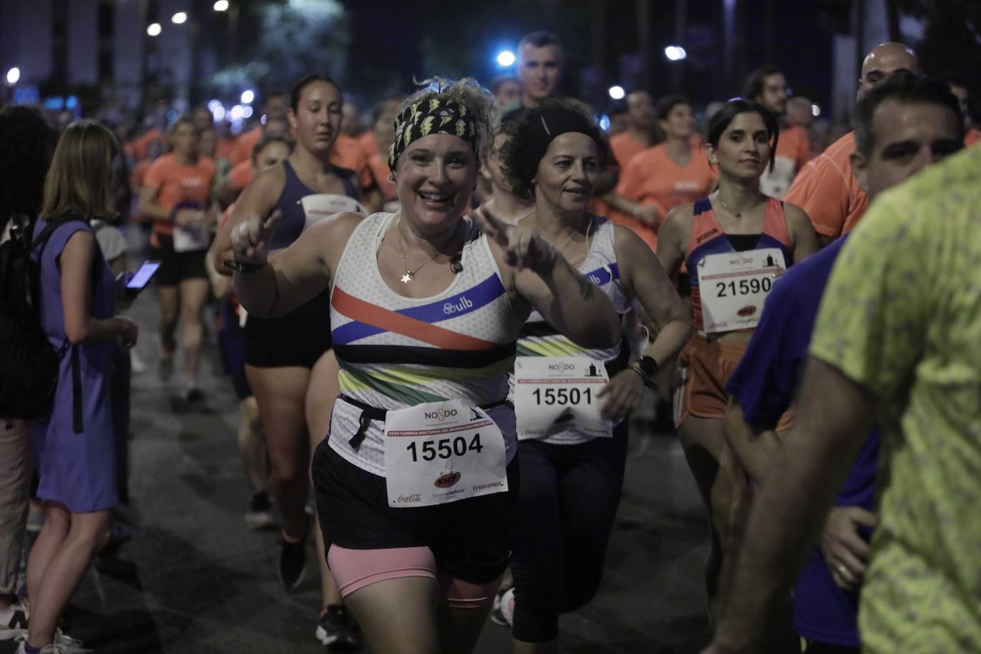 Miles de corredores participan en la Carrera Nocturna de Sevilla 2023