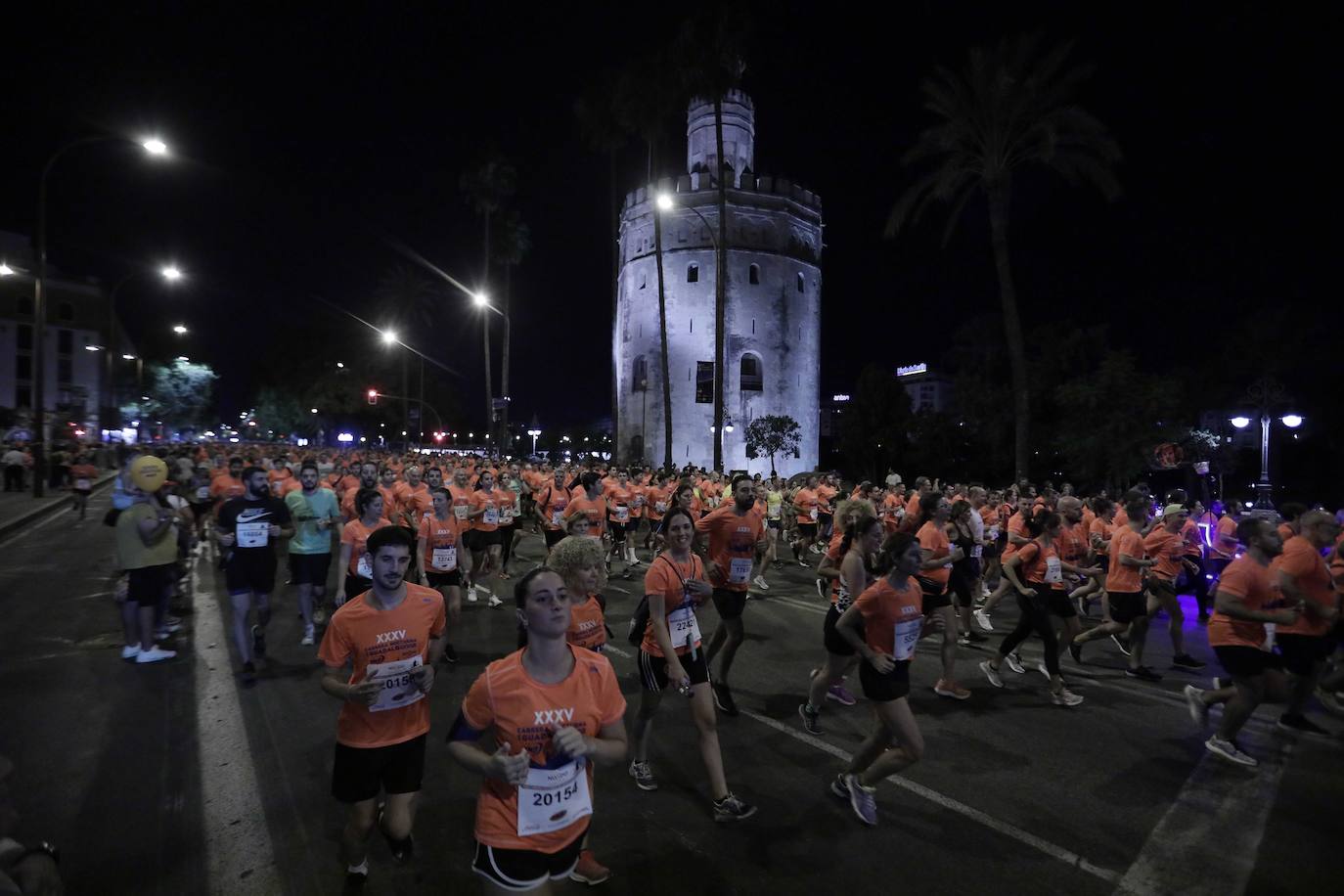Miles de corredores participan en la Carrera Nocturna de Sevilla 2023