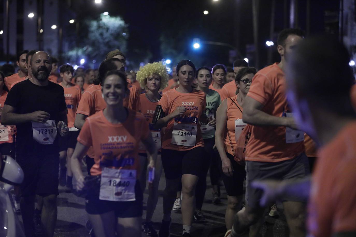 Miles de corredores participan en la Carrera Nocturna de Sevilla 2023