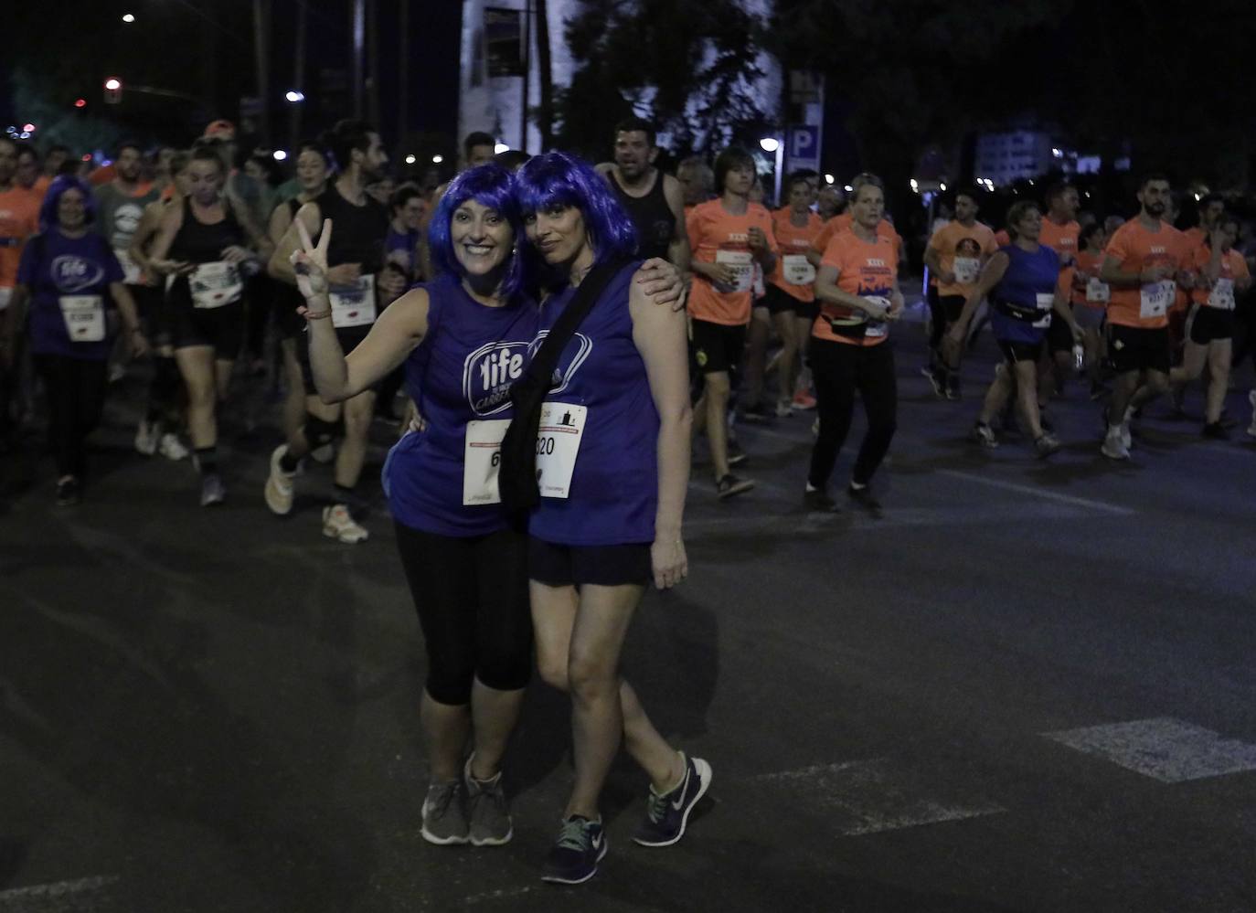 Miles de corredores participan en la Carrera Nocturna de Sevilla 2023