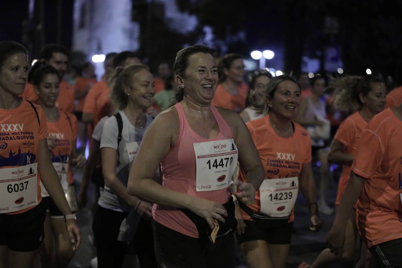 Miles de corredores participan en la Carrera Nocturna de Sevilla 2023