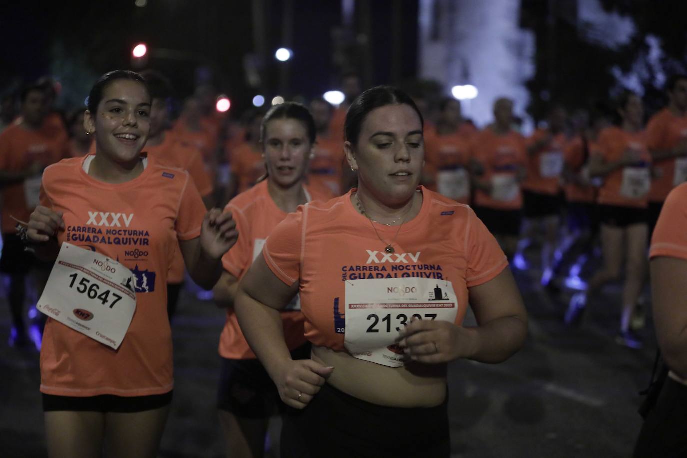 Miles de corredores participan en la Carrera Nocturna de Sevilla 2023