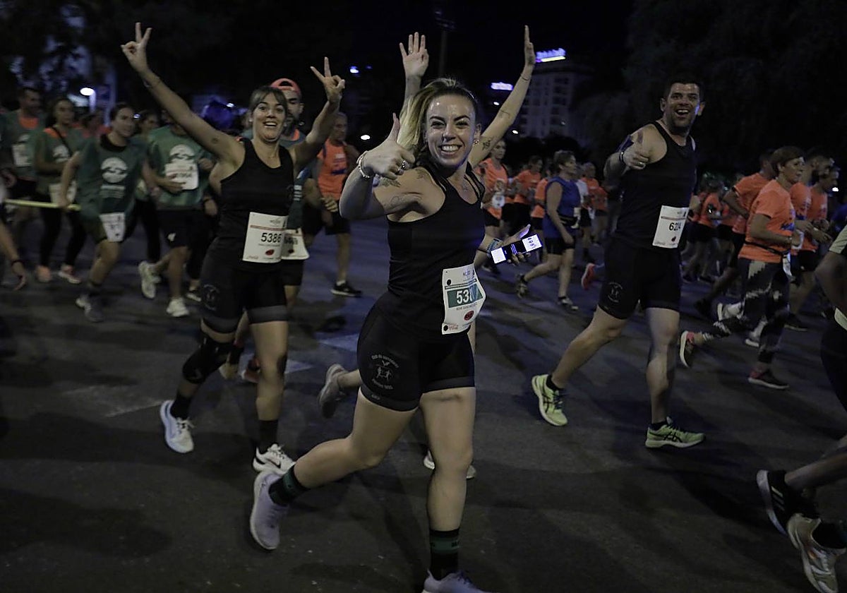 Miles de corredores participan en la Carrera Nocturna de Sevilla 2023
