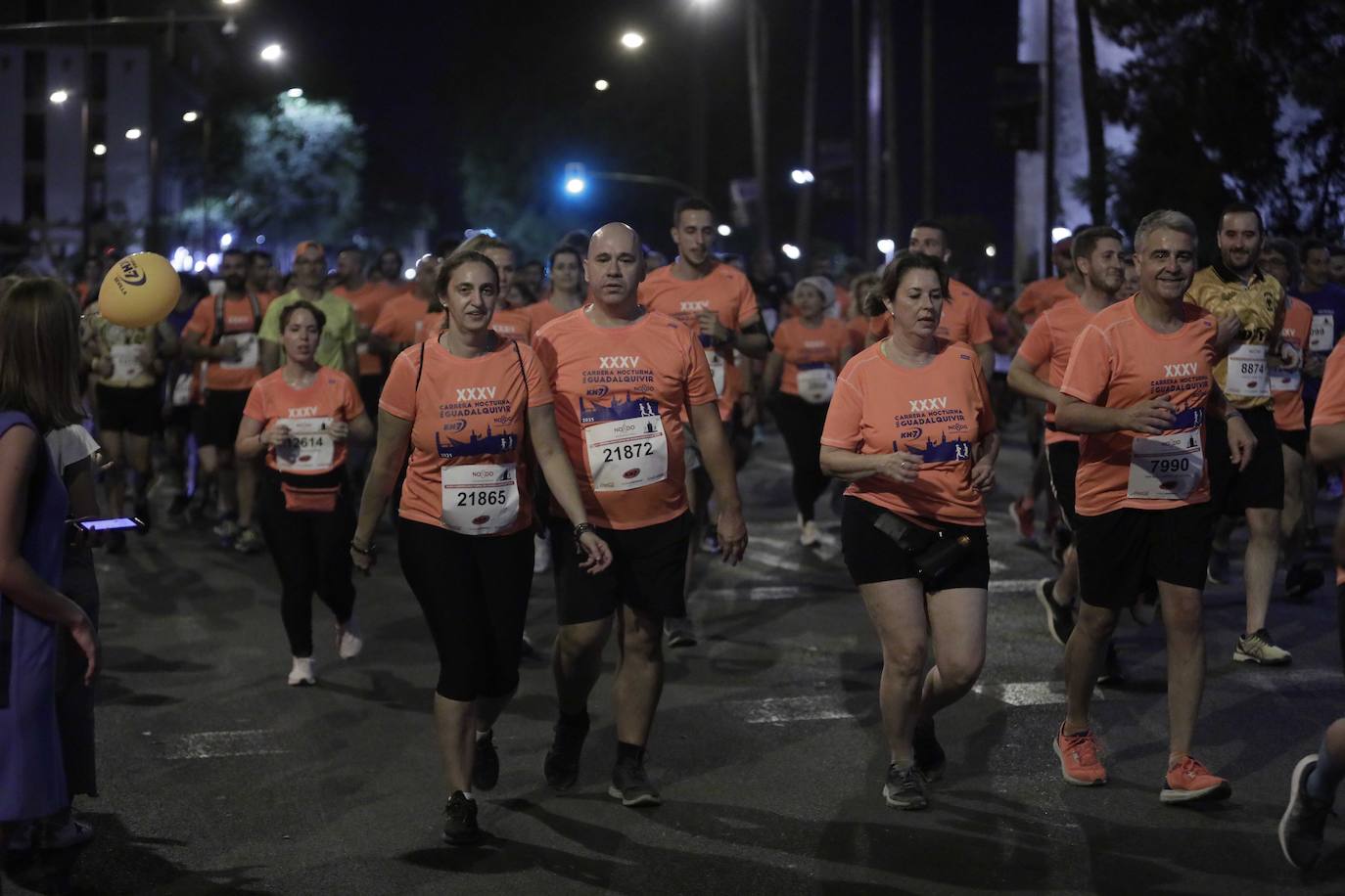 Miles de corredores participan en la Carrera Nocturna de Sevilla 2023