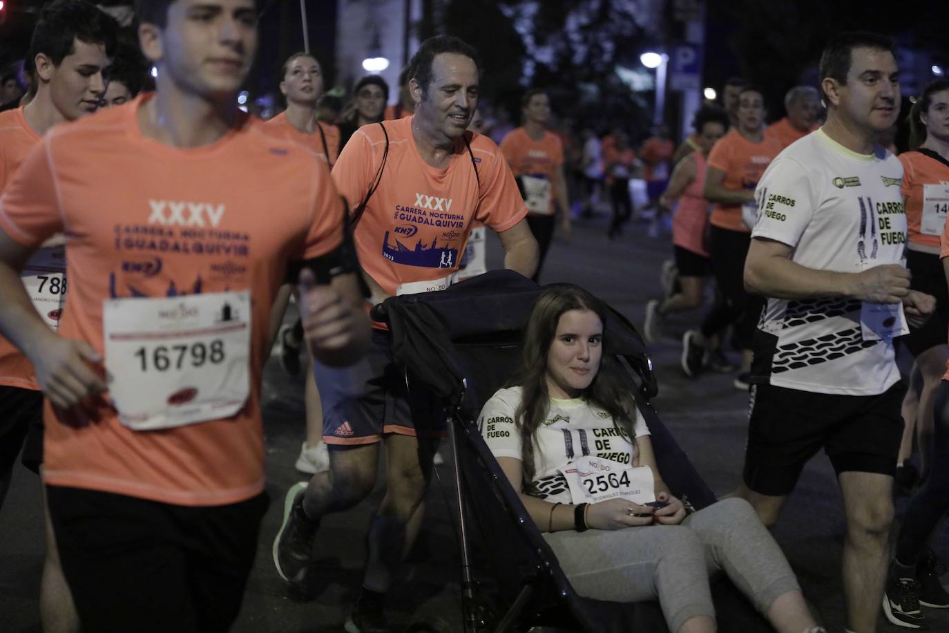 Miles de corredores participan en la Carrera Nocturna de Sevilla 2023