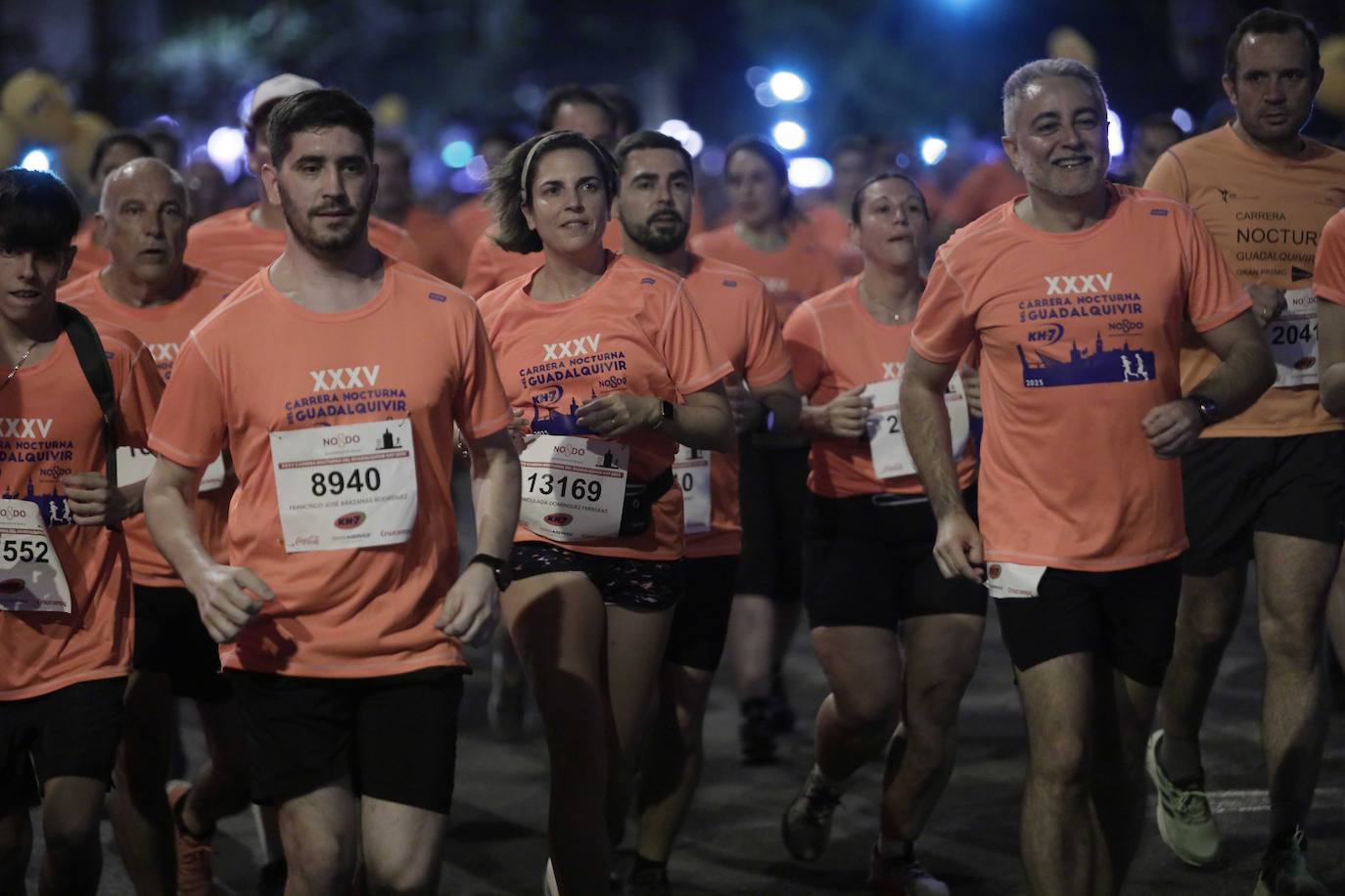 Miles de corredores participan en la Carrera Nocturna de Sevilla 2023