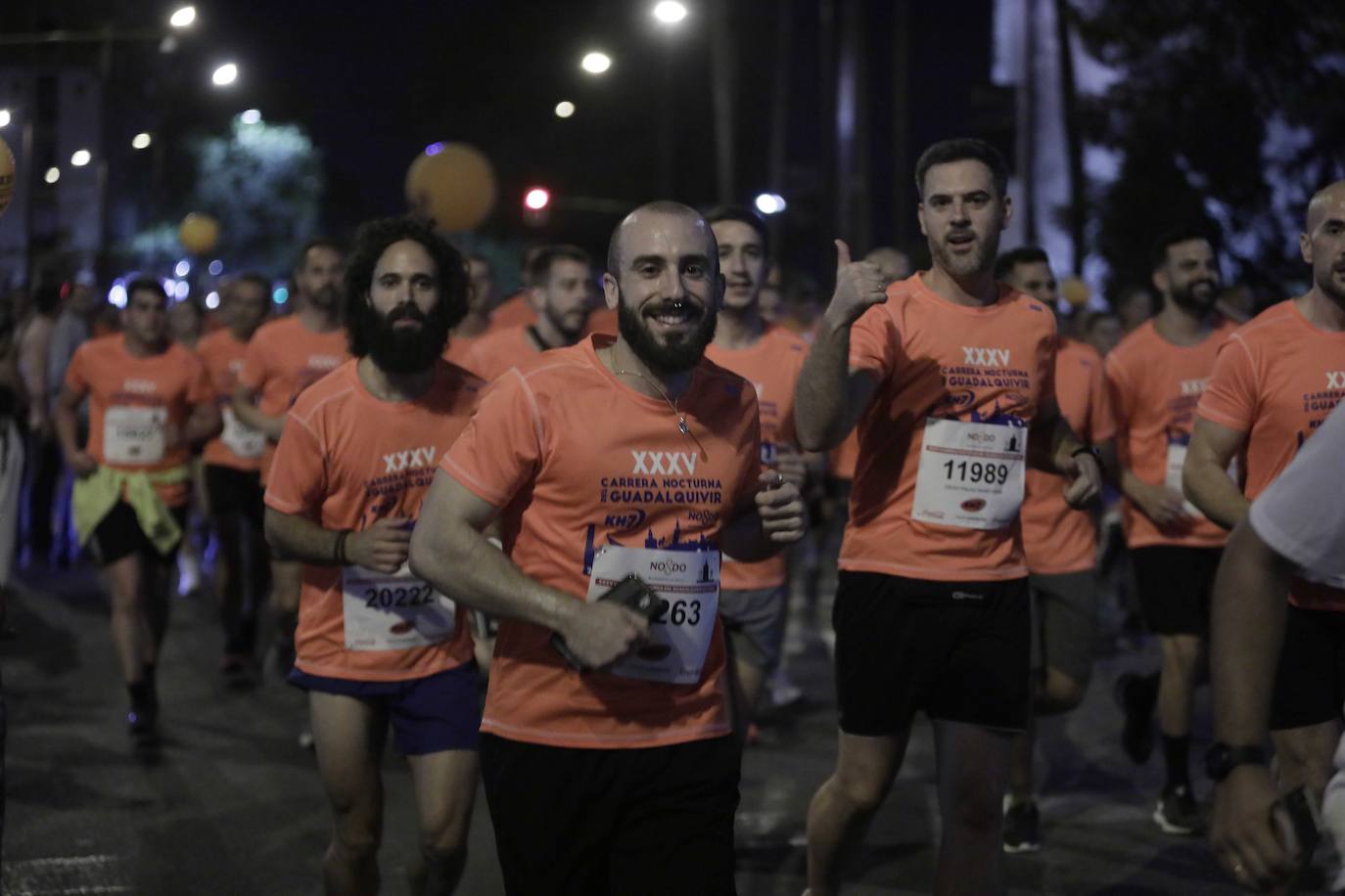 Miles de corredores participan en la Carrera Nocturna de Sevilla 2023