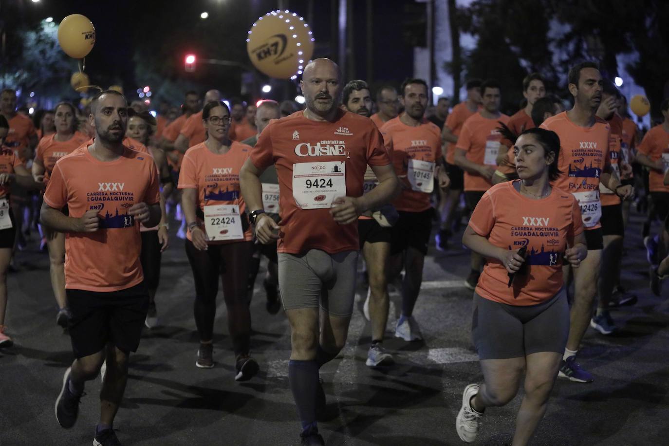 Miles de corredores participan en la Carrera Nocturna de Sevilla 2023