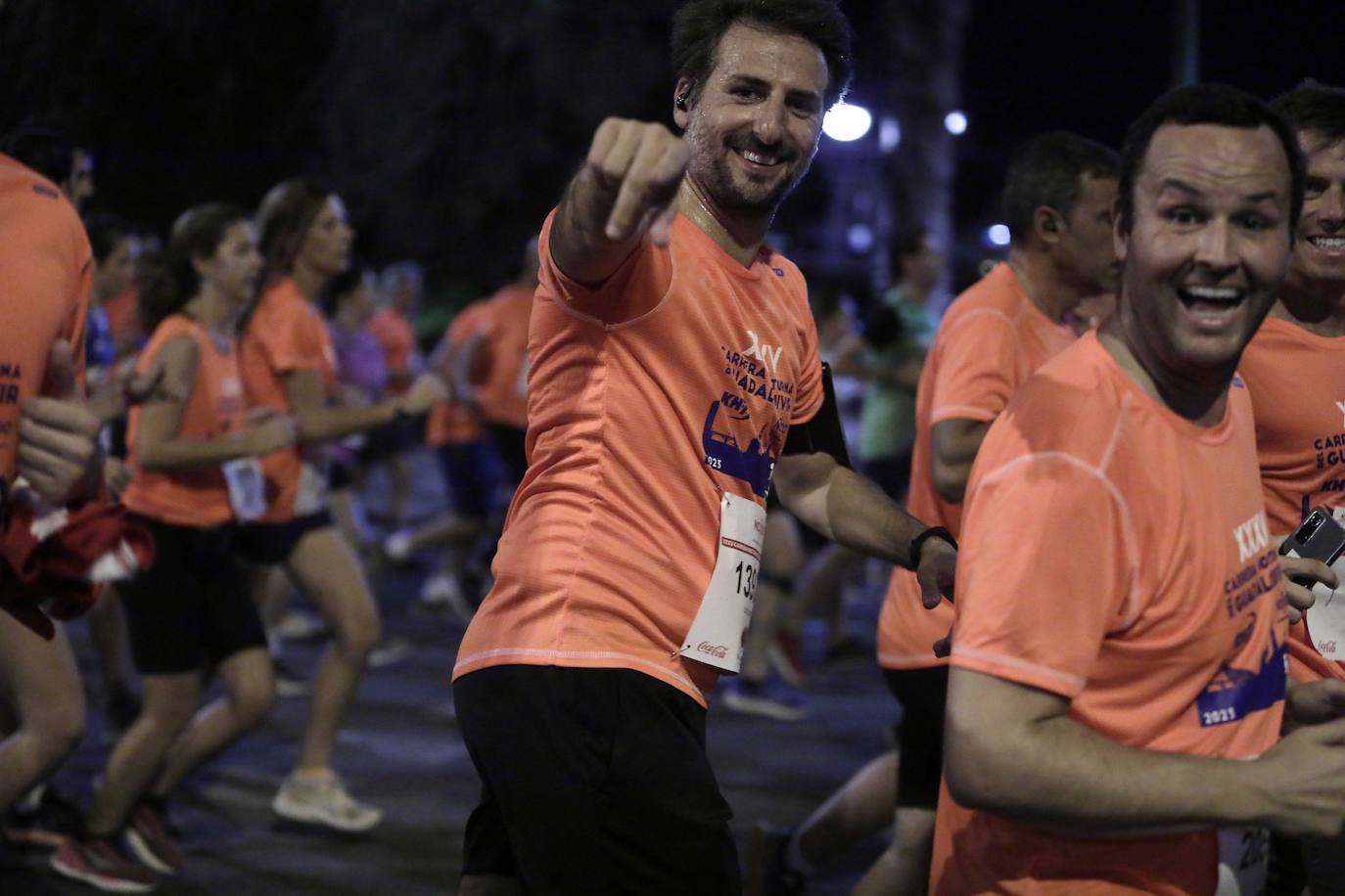 Miles de corredores participan en la Carrera Nocturna de Sevilla 2023