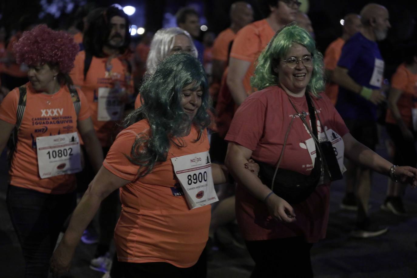 Miles de corredores participan en la Carrera Nocturna de Sevilla 2023