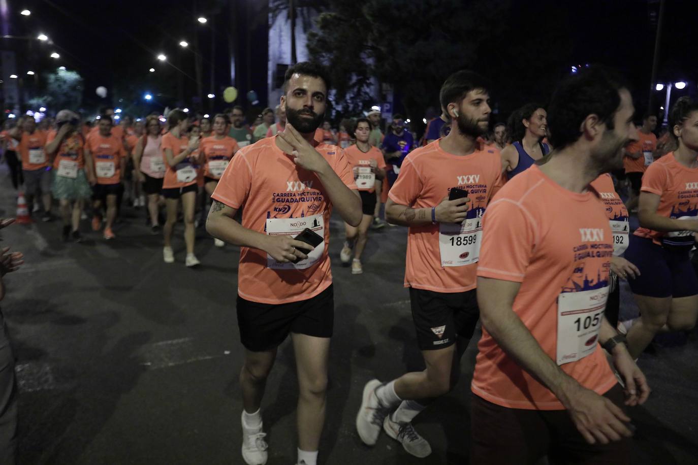 Miles de corredores participan en la Carrera Nocturna de Sevilla 2023