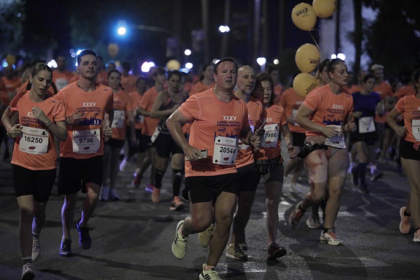 Miles de corredores participan en la Carrera Nocturna de Sevilla 2023