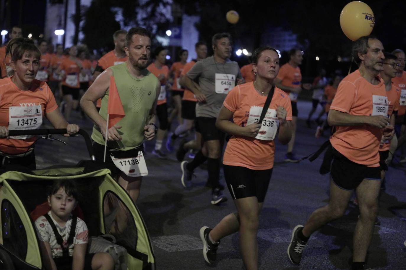 Miles de corredores participan en la Carrera Nocturna de Sevilla 2023