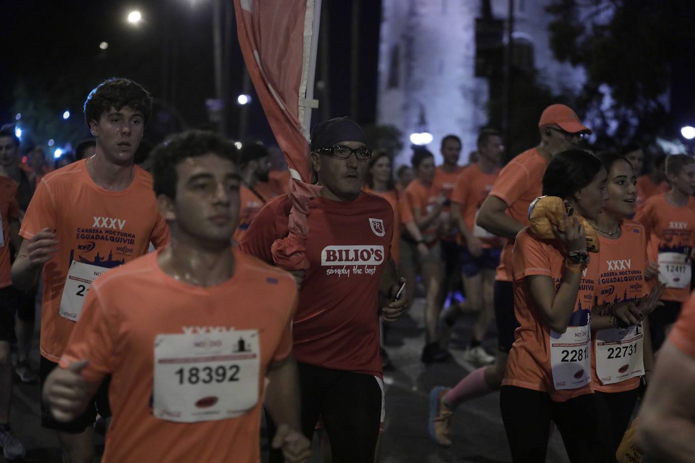 Miles de corredores participan en la Carrera Nocturna de Sevilla 2023