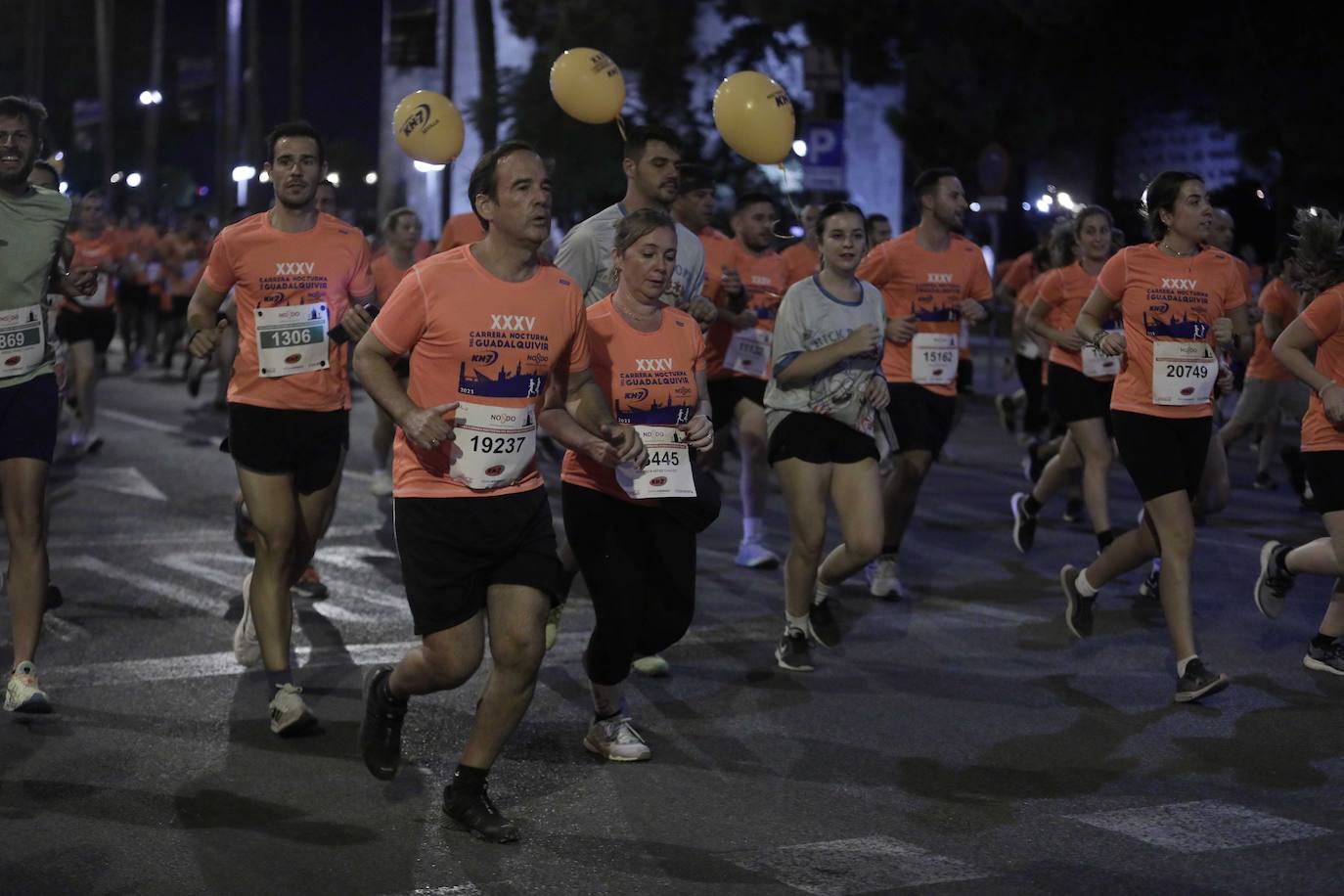 Miles de corredores participan en la Carrera Nocturna de Sevilla 2023