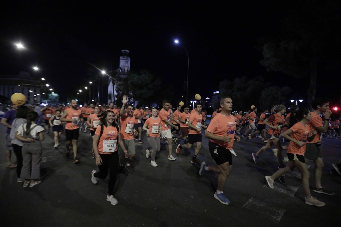 Miles de corredores participan en la Carrera Nocturna de Sevilla 2023