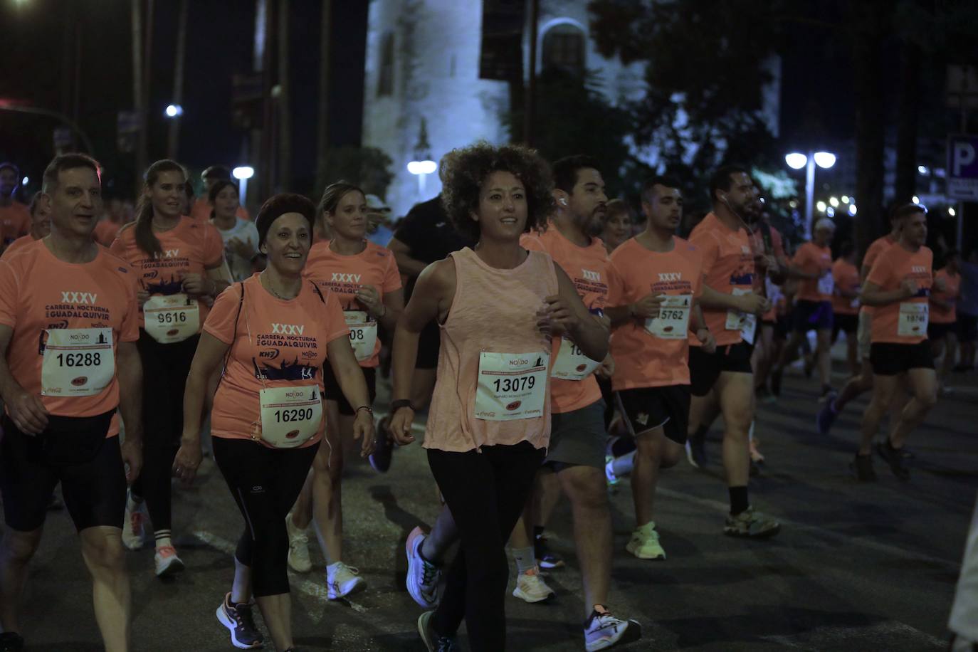 Miles de corredores participan en la Carrera Nocturna de Sevilla 2023