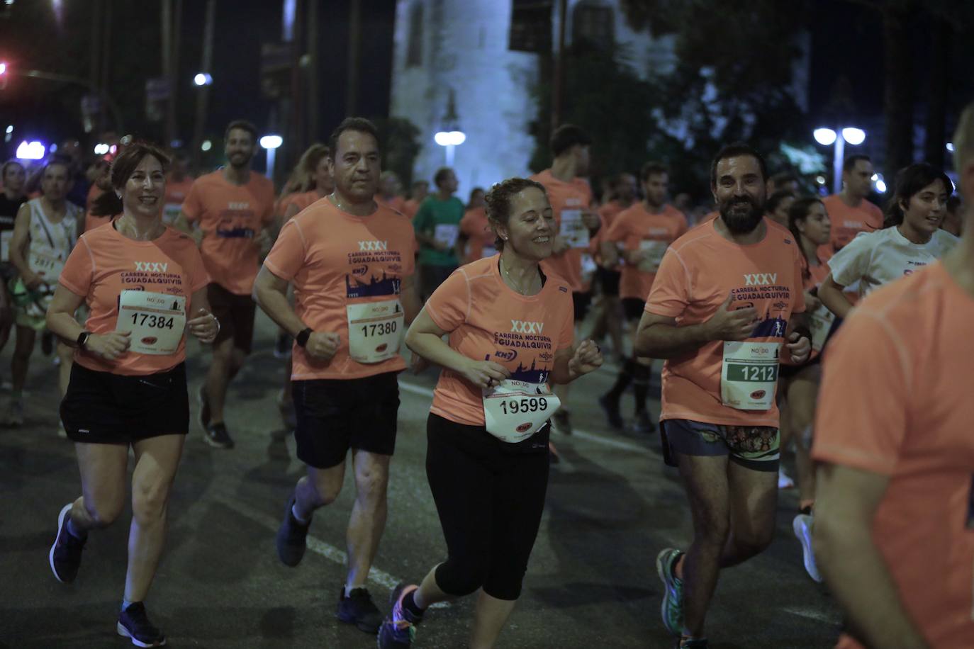 Miles de corredores participan en la Carrera Nocturna de Sevilla 2023