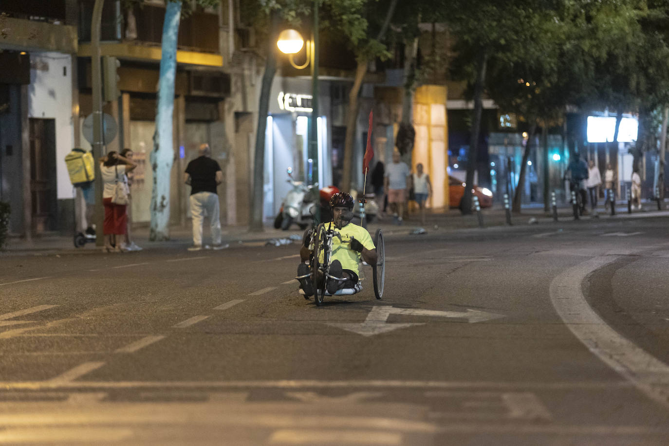 Miles de corredores participan en la Carrera Nocturna de Sevilla 2023