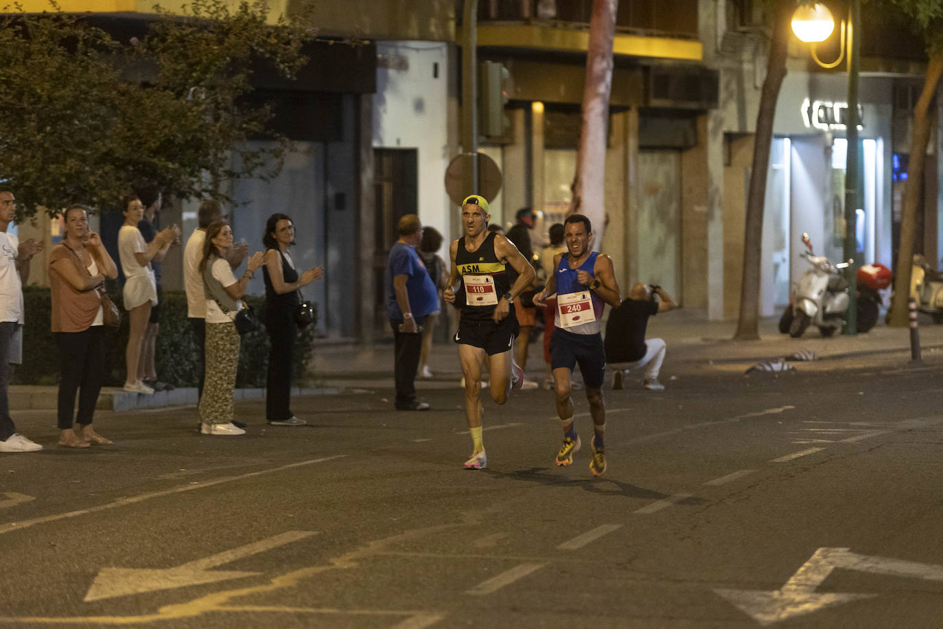 Miles de corredores participan en la Carrera Nocturna de Sevilla 2023