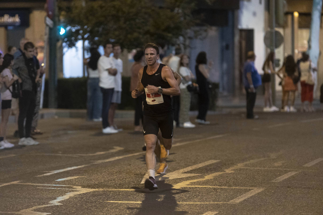 Miles de corredores participan en la Carrera Nocturna de Sevilla 2023