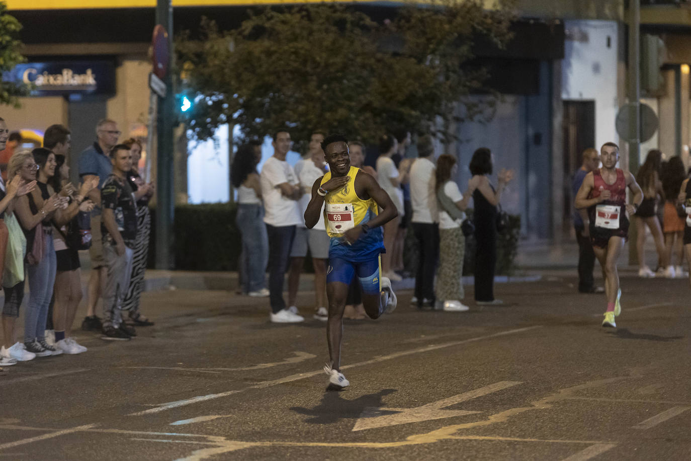 Miles de corredores participan en la Carrera Nocturna de Sevilla 2023