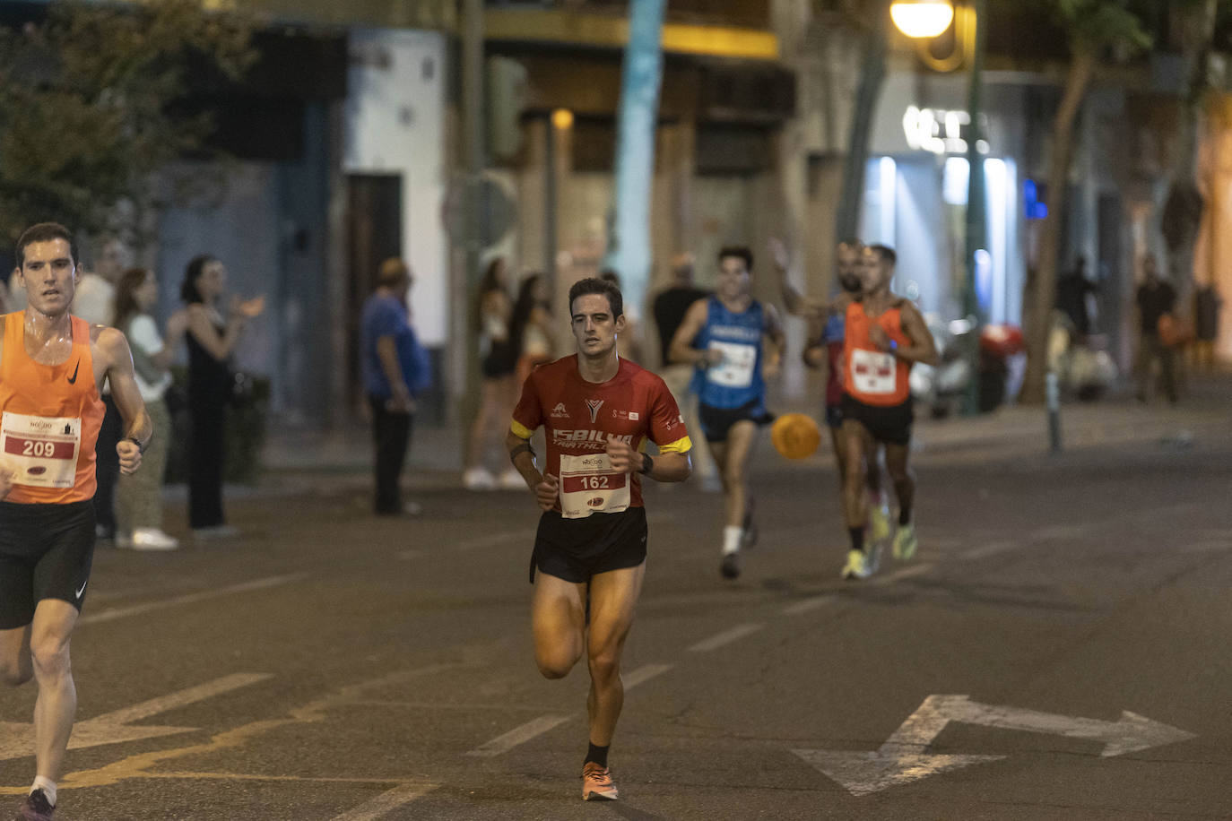 Miles de corredores participan en la Carrera Nocturna de Sevilla 2023