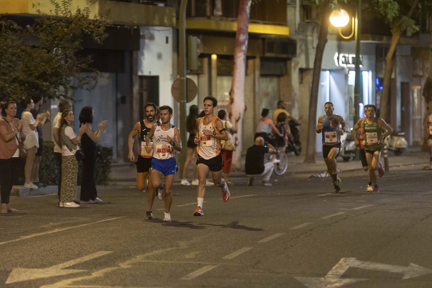 Miles de corredores participan en la Carrera Nocturna de Sevilla 2023