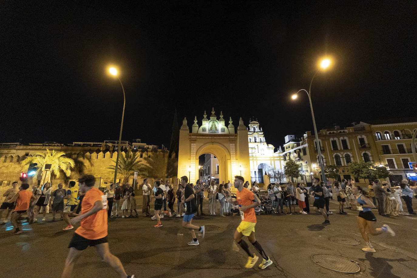 Miles de corredores participan en la Carrera Nocturna de Sevilla 2023