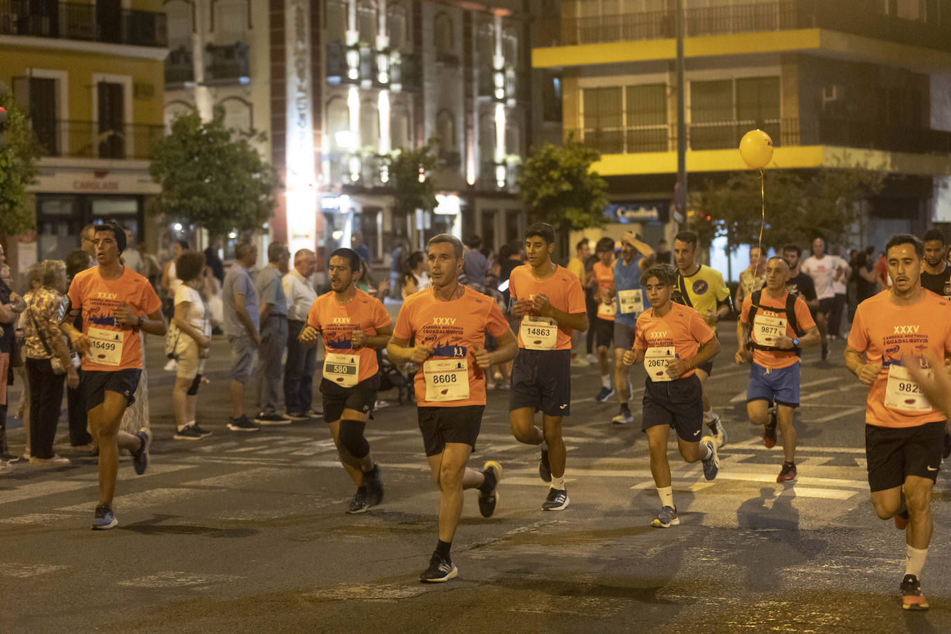Miles de corredores participan en la Carrera Nocturna de Sevilla 2023