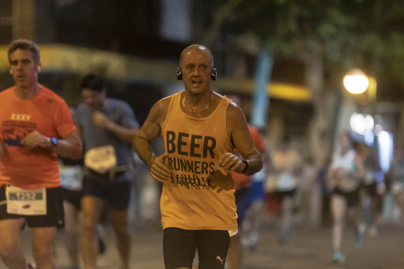 Miles de corredores participan en la Carrera Nocturna de Sevilla 2023