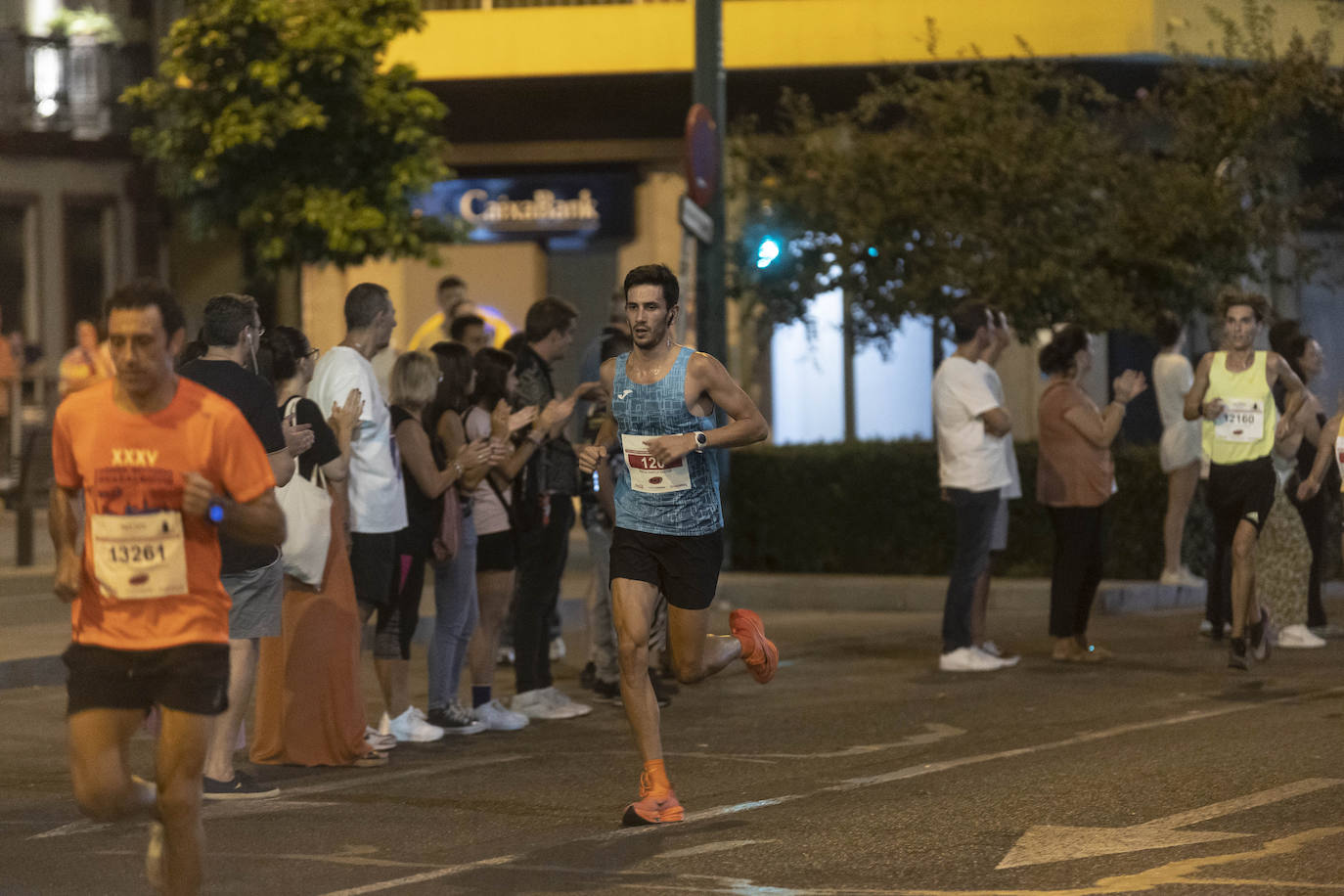 Miles de corredores participan en la Carrera Nocturna de Sevilla 2023