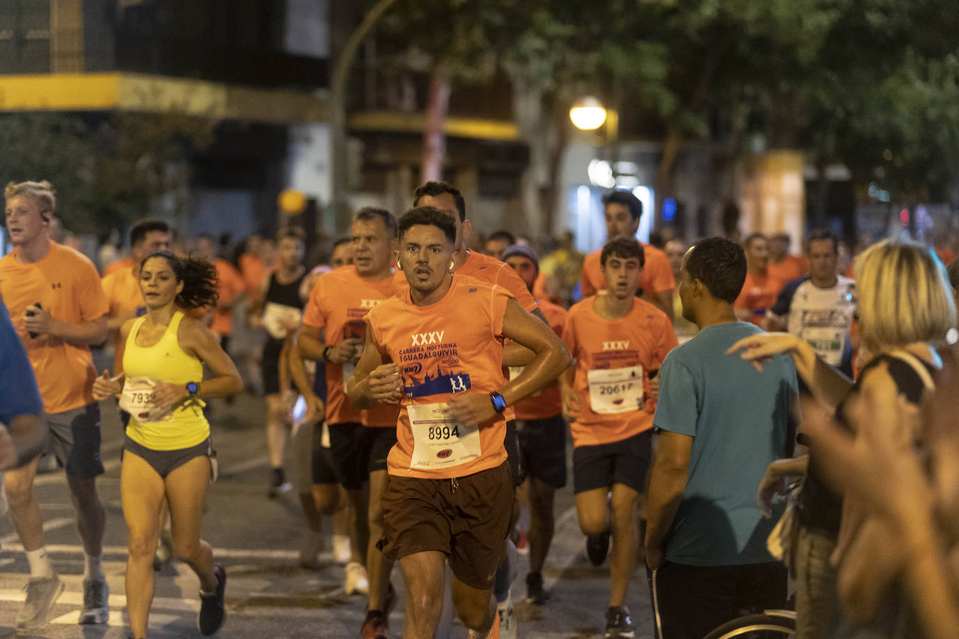 Miles de corredores participan en la Carrera Nocturna de Sevilla 2023