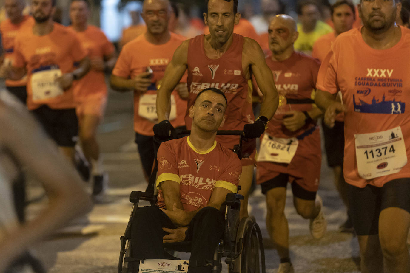 Miles de corredores participan en la Carrera Nocturna de Sevilla 2023