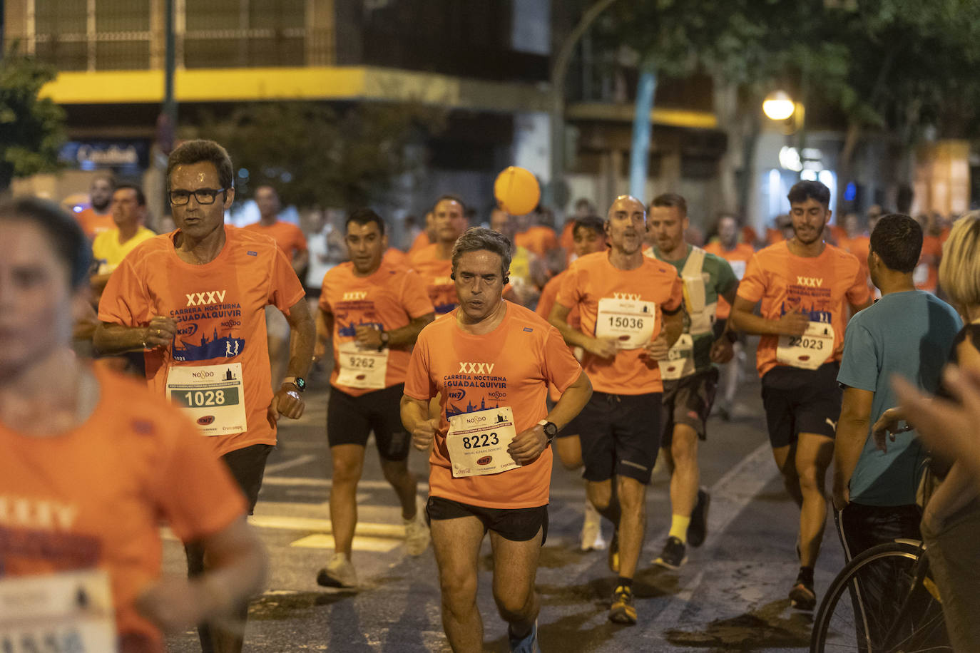 Miles de corredores participan en la Carrera Nocturna de Sevilla 2023
