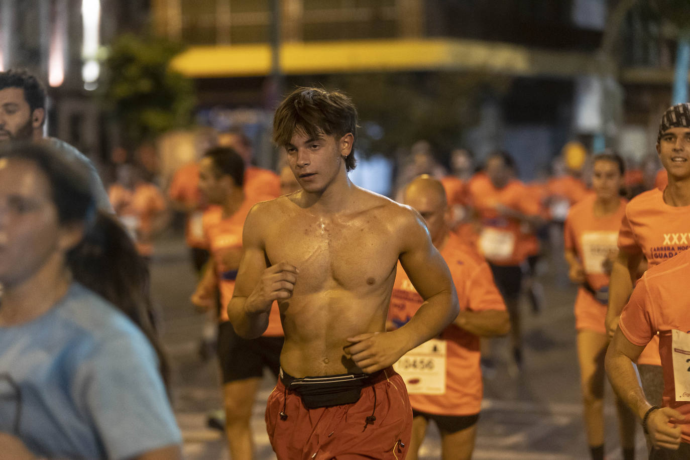 Miles de corredores participan en la Carrera Nocturna de Sevilla 2023