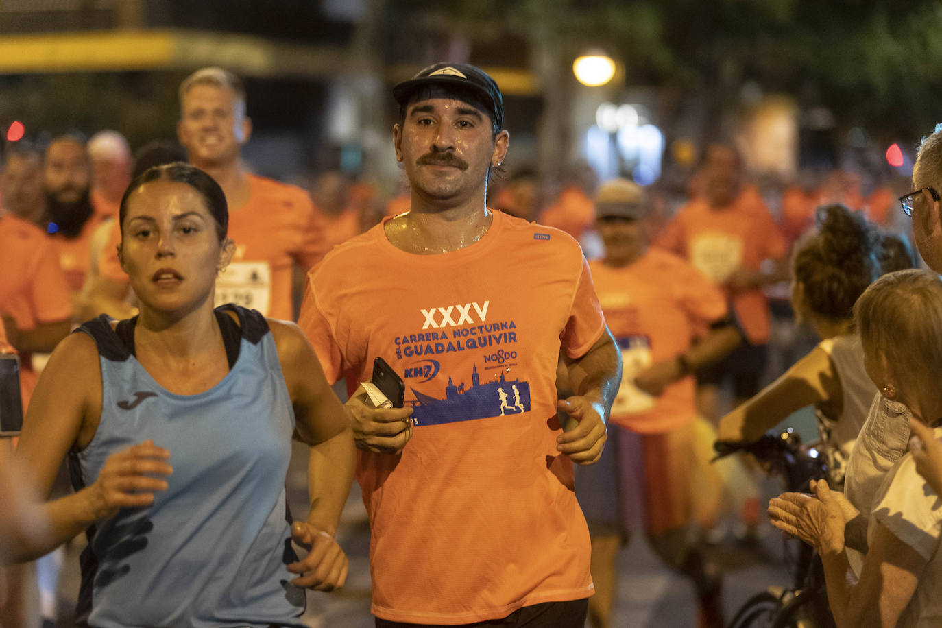 Miles de corredores participan en la Carrera Nocturna de Sevilla 2023