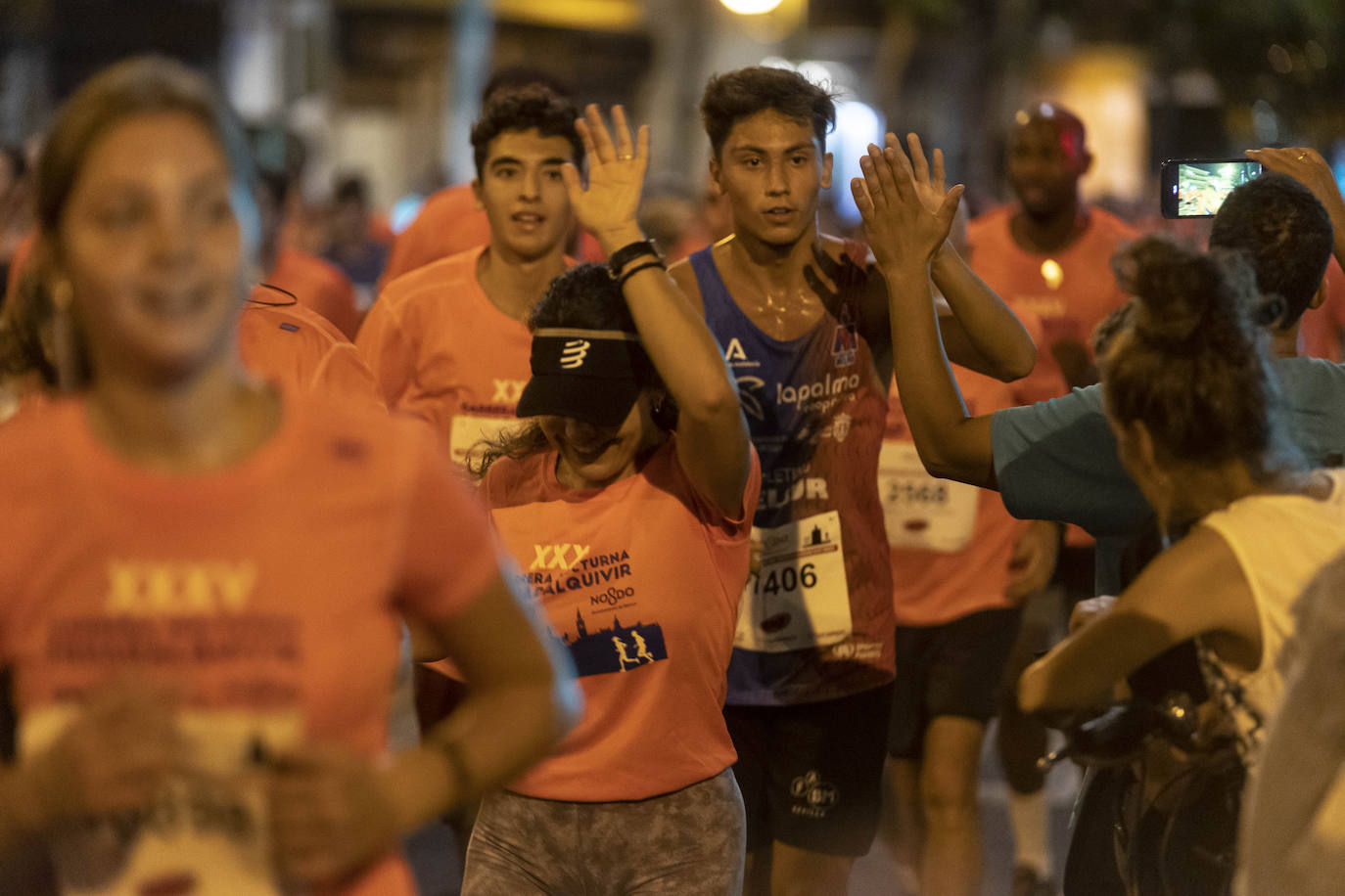 Miles de corredores participan en la Carrera Nocturna de Sevilla 2023
